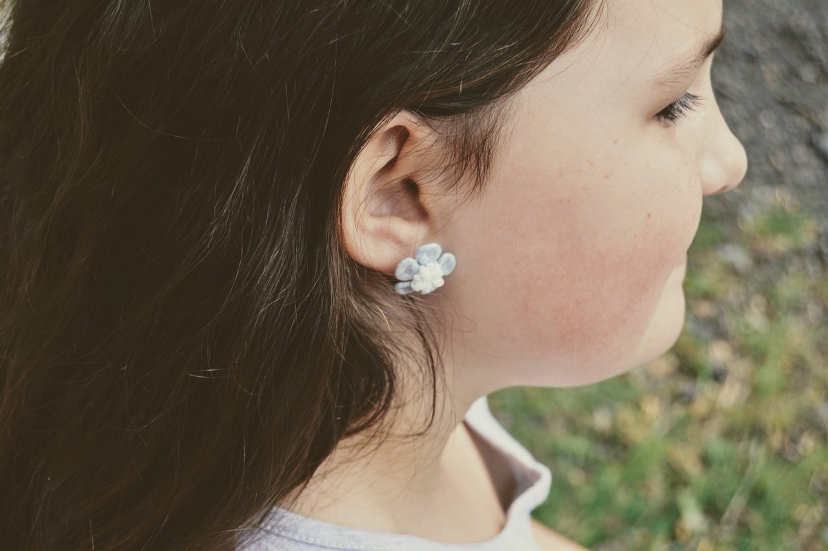 Šedé kvítí - náušnice