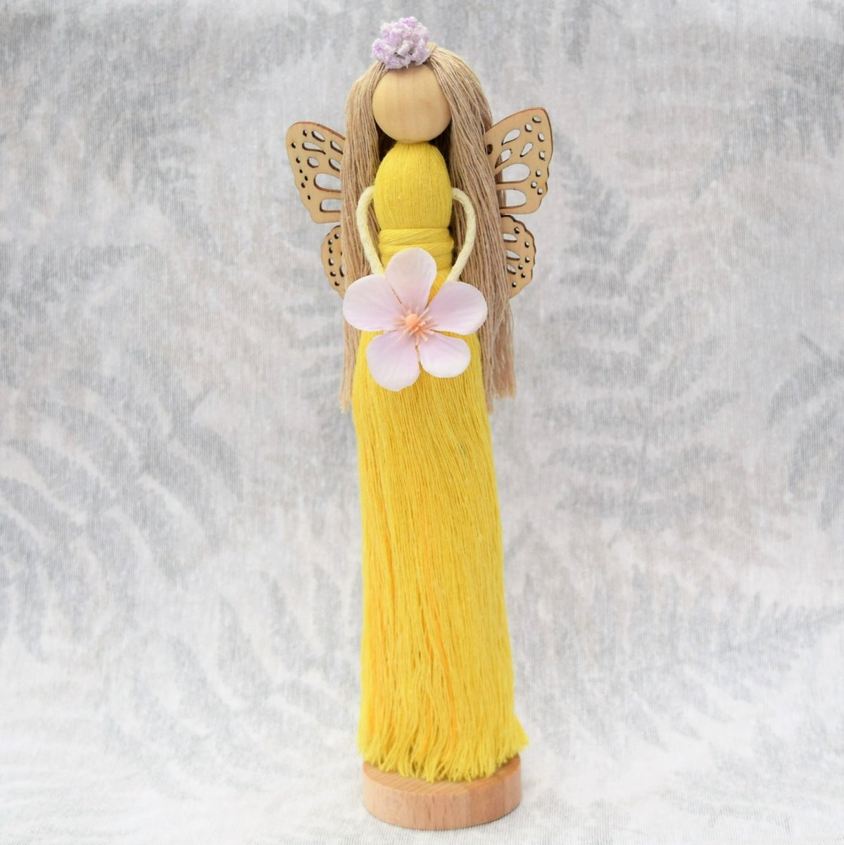 Agátka - motýlí víla ve žlutých odstínech