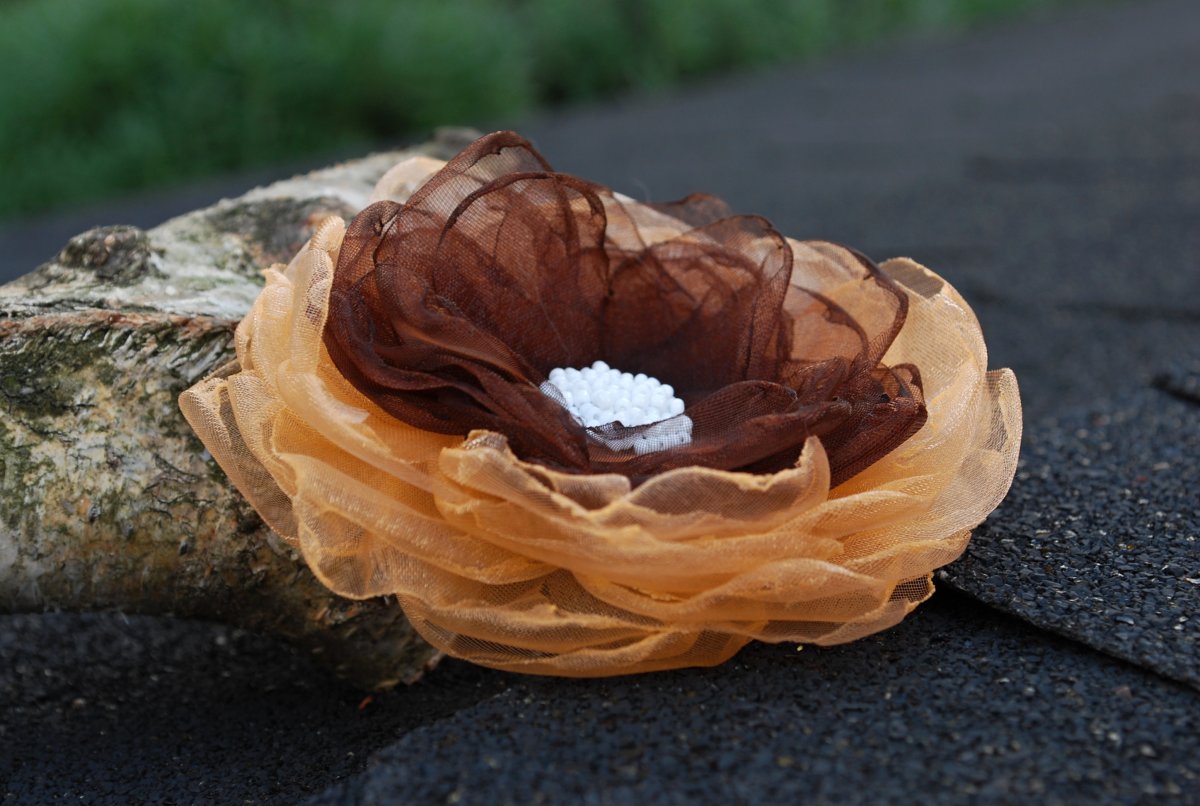 Velká nadýchaná brož meruňka