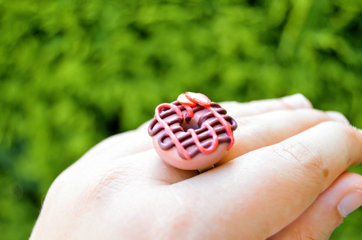 Čokoládovo-jahodový donut - prsten