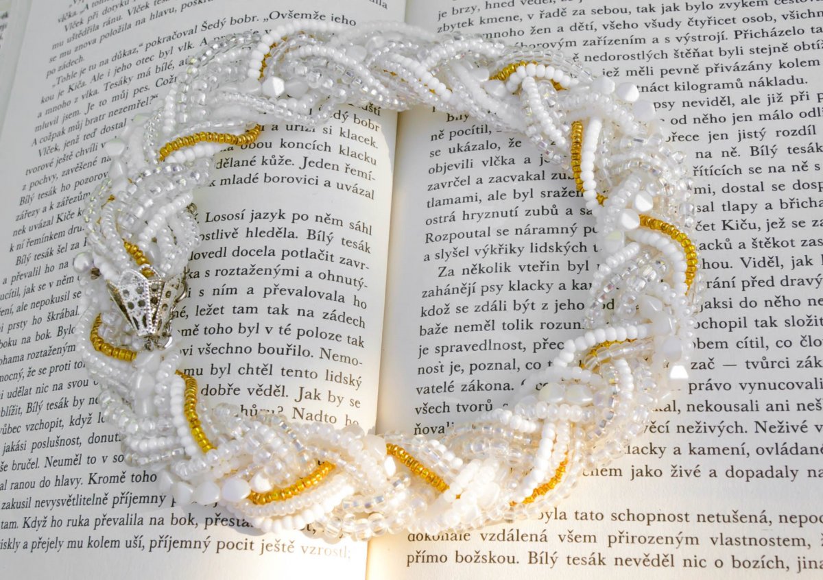 Se zlatým proužkem - náhrdelník