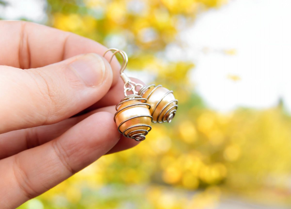 Béžová kulička v kleci - náušnice