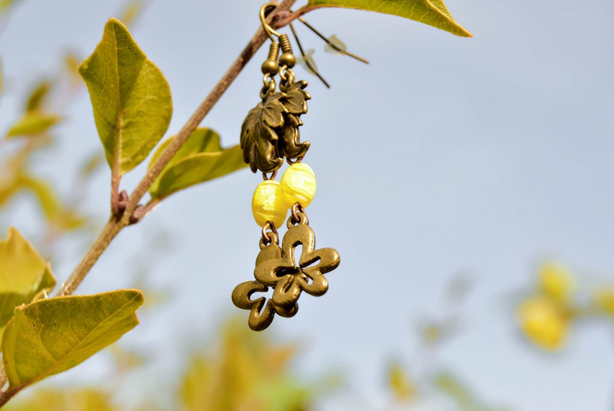 Žluté kvítí s lístečkem - náušnice
