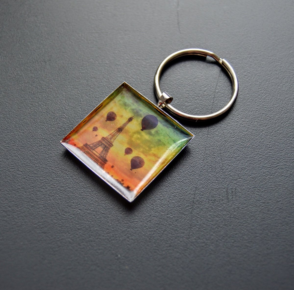 Eiffelova věž s létajícími balóny - přívěšek na kabelku, klíče