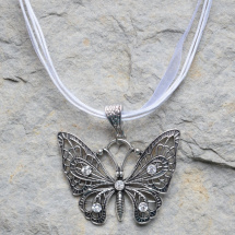 Motýl v bílém - náhrdelník