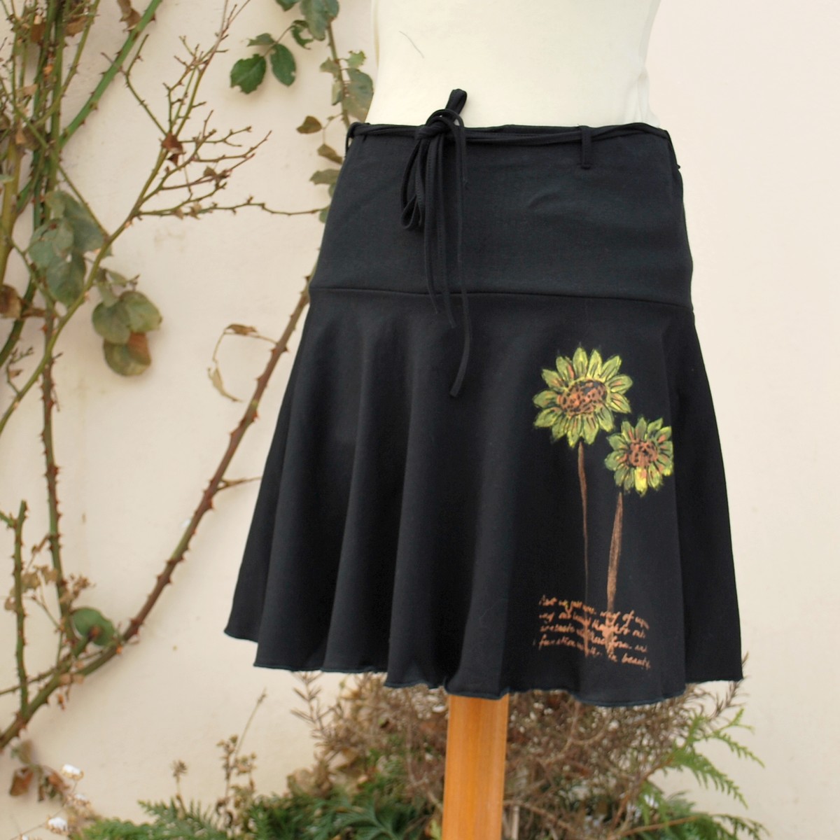 Černá, kolová se slunečnicemi