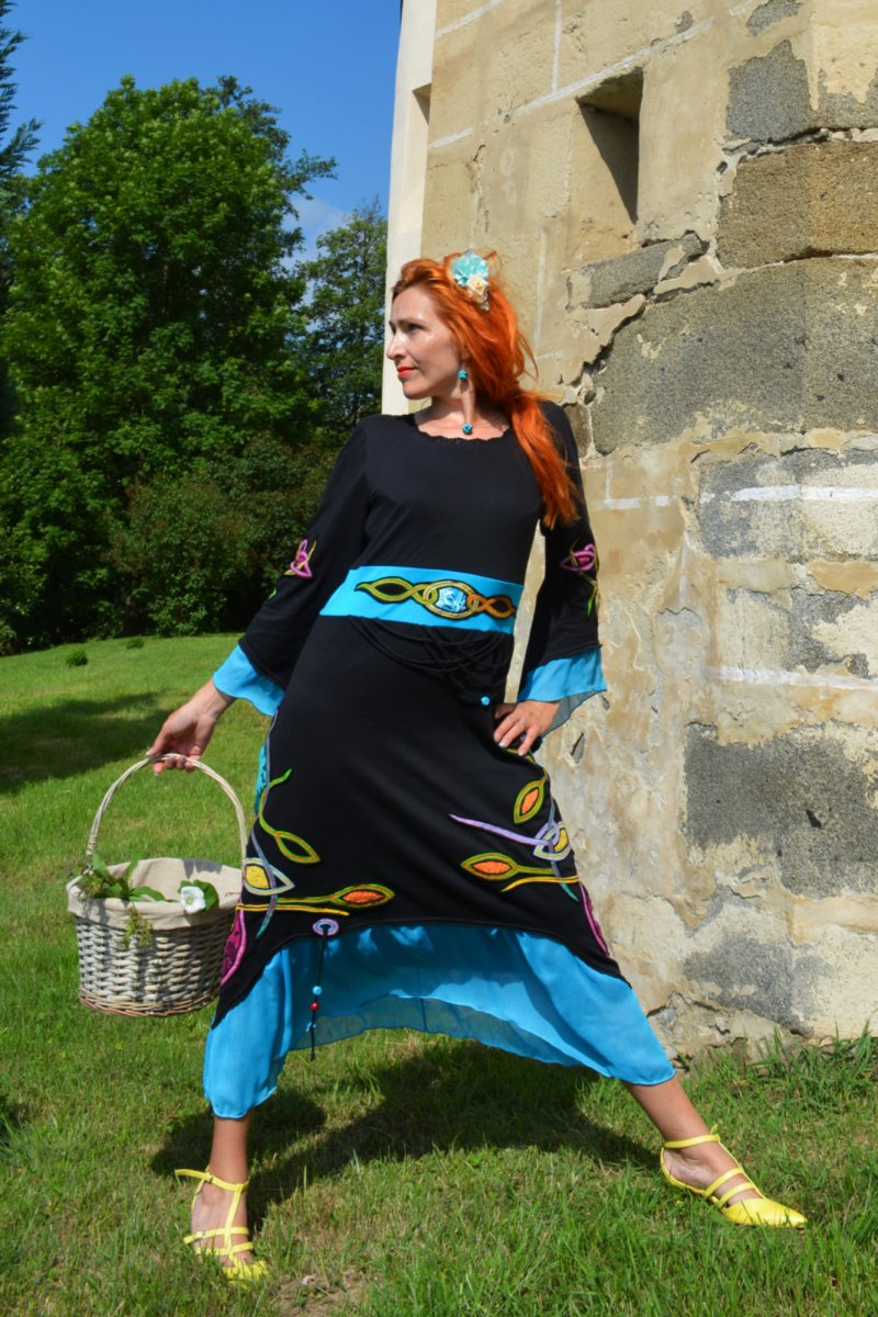 Květy sakury plavou po vodě