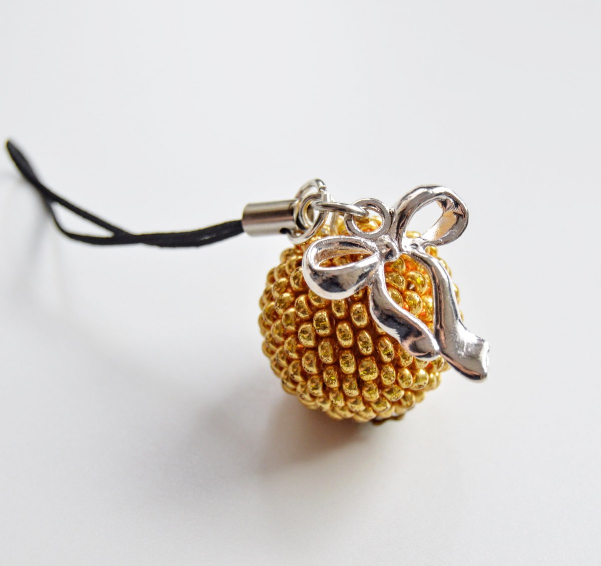 Se zlatou mašličkou - přívěšek na klíče, batoh