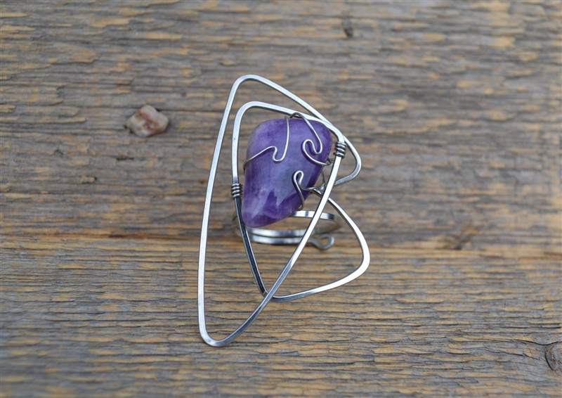 Spona na šátek nebo šálku zdobená ametystem - tepaná chirurgická ocel