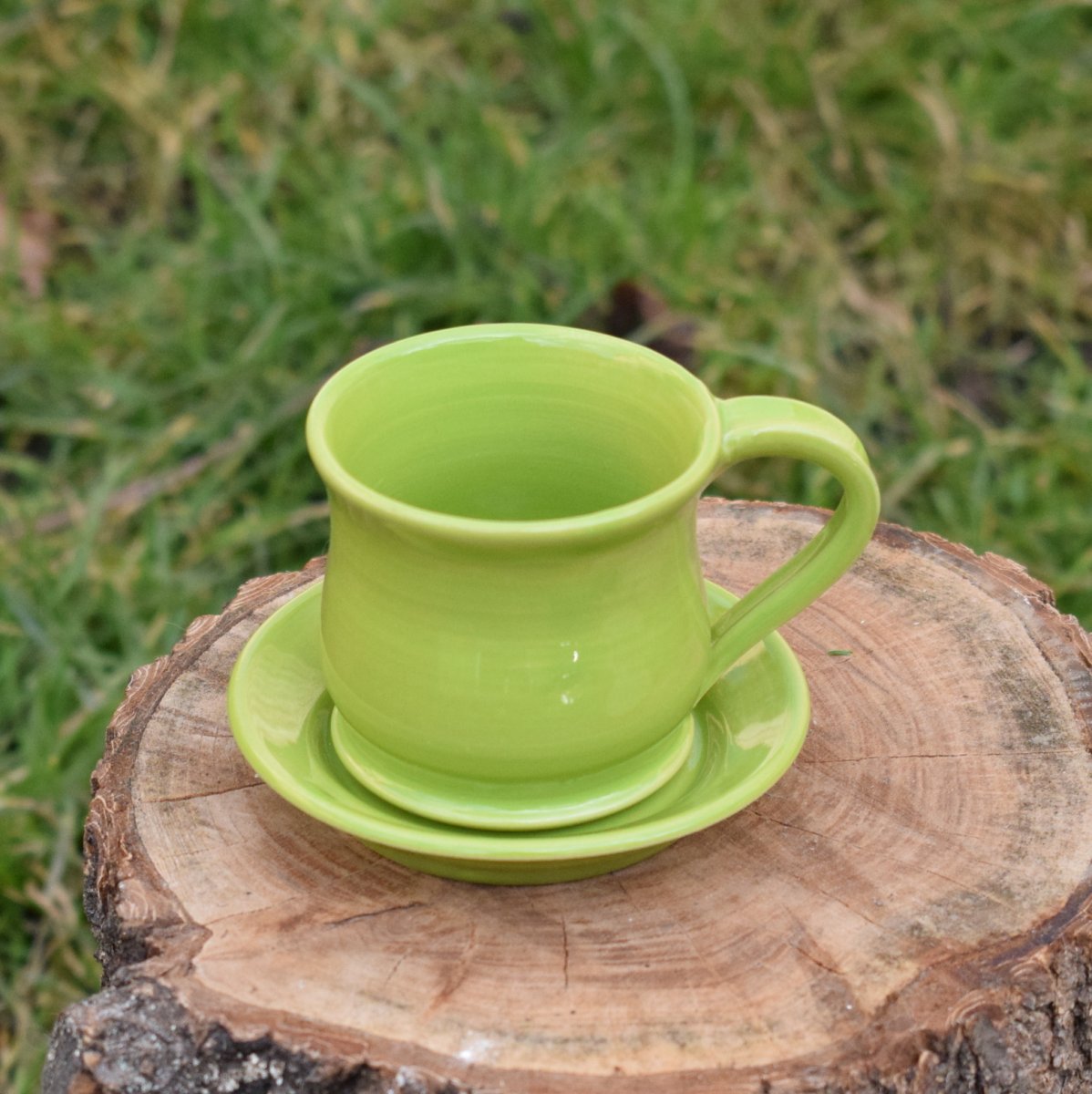 Zelený hrneček s  talířkem