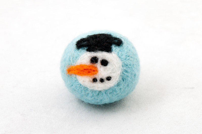 Plstěná kulička pro kočku s kozlíkem - Sněhulák