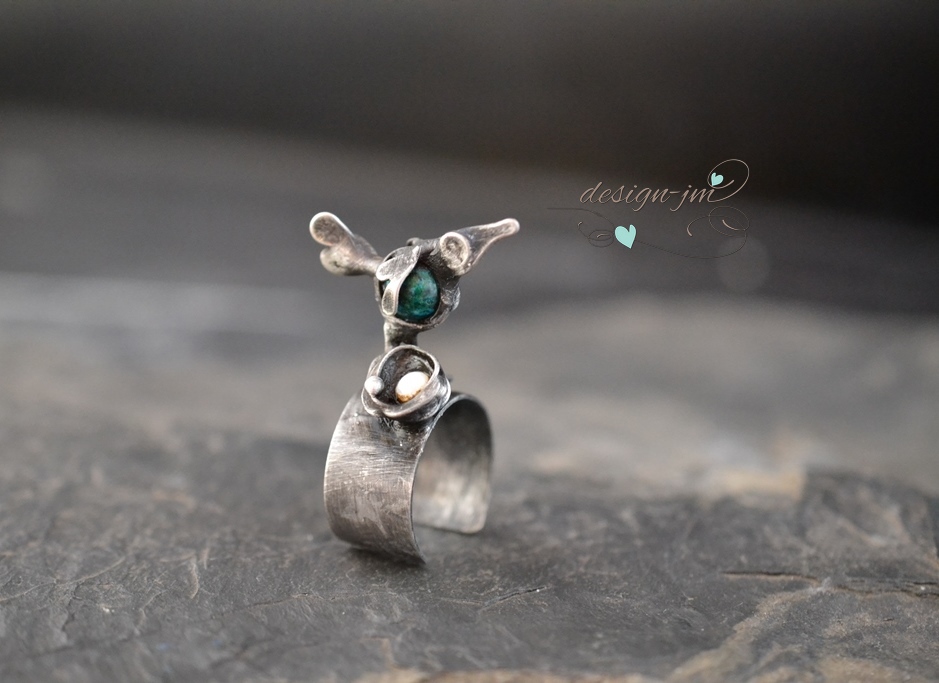 Ptáček, který si hlídá své vajíčko :)