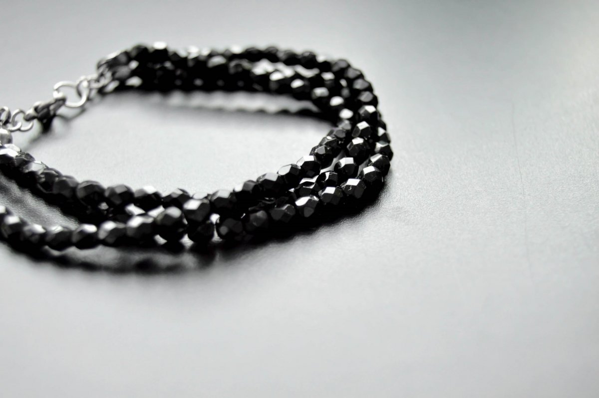 Černý náramek s broušenými korálky