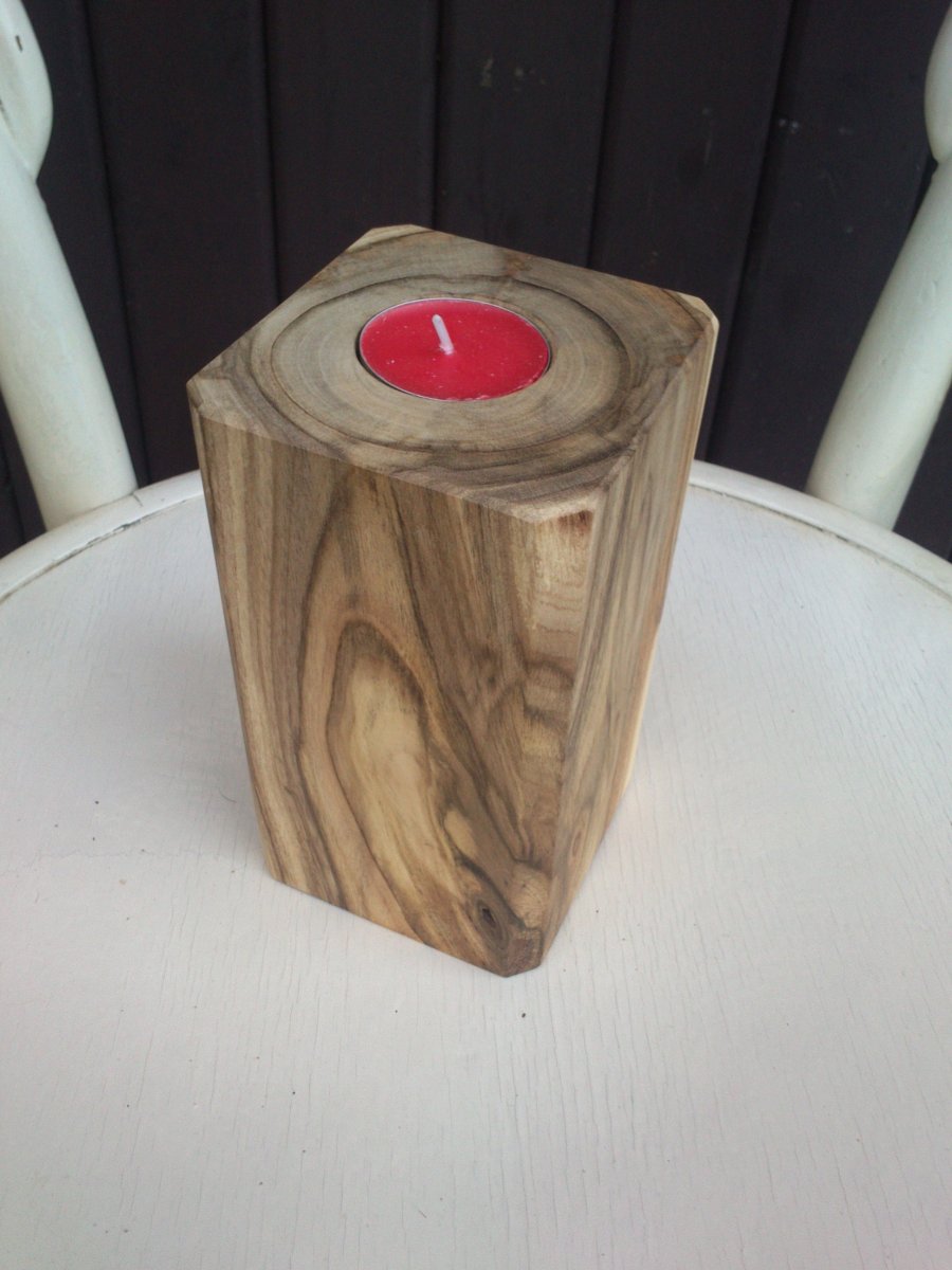 Originální ručně vyráběný dřevěný svícen.