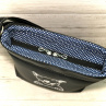  crossbody kabelka s výšivkou > varianta černá s bullteriérem