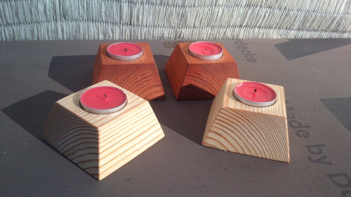 Originální ručně vyráběná dřevěná sada 4 svícnů.