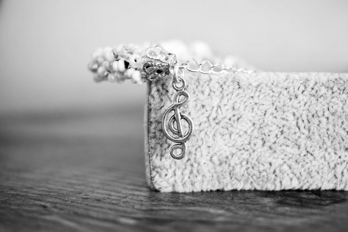 V černobílém notovém zápisu - náhrdelník