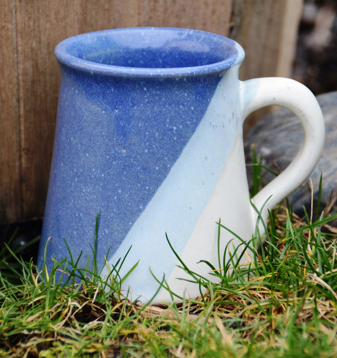 Keramický ,,Velký Temelín,,modrobílý hrnek.