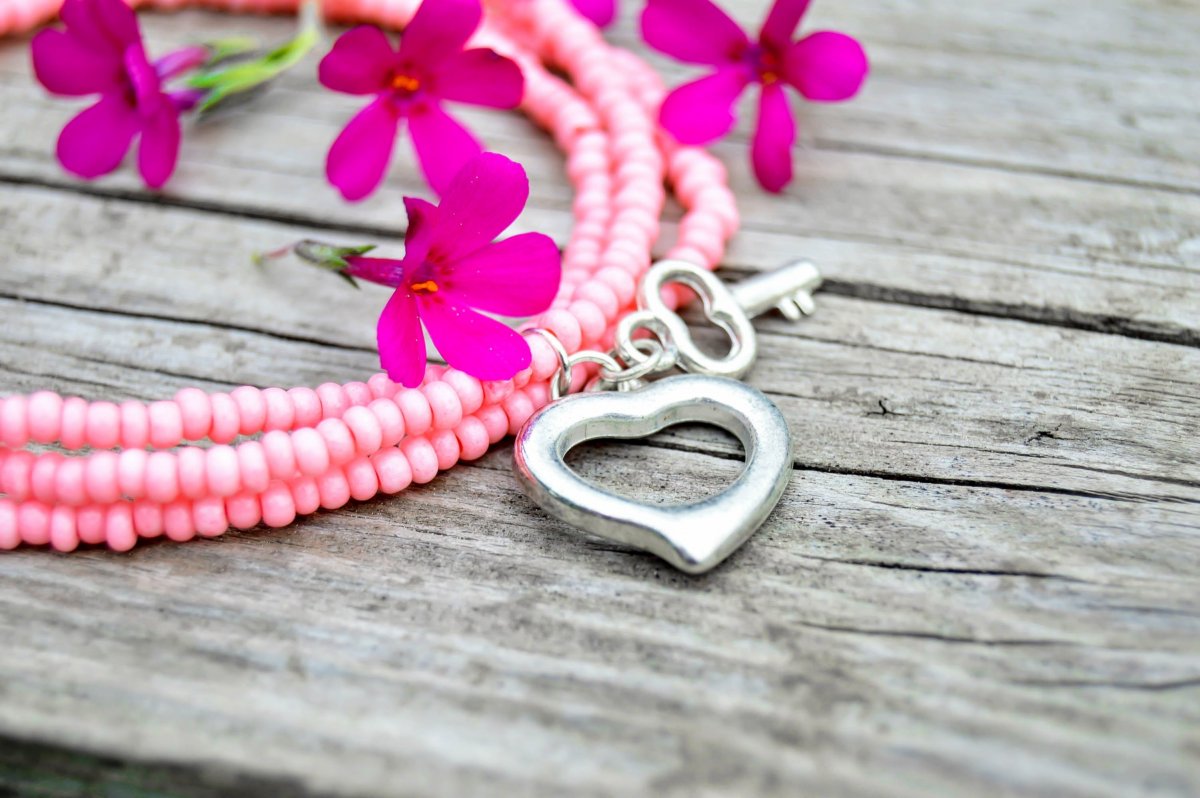 Růžové srdce s klíčkem - náramek