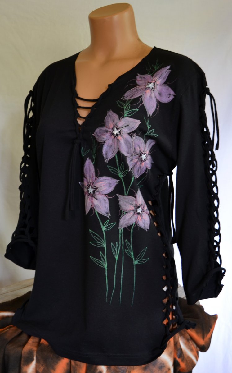 Černé prostříhané s květy