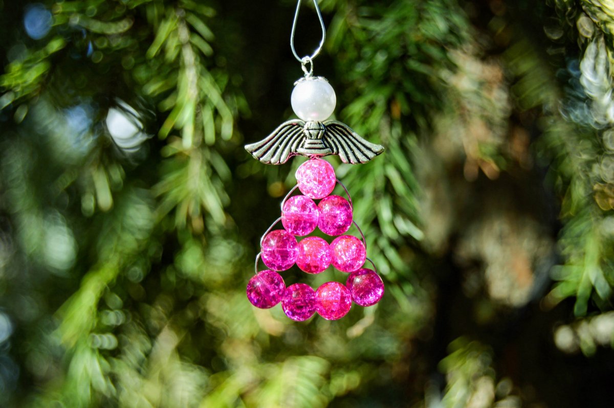 Drátkovaný tmavě růžový andílek - ozdoba