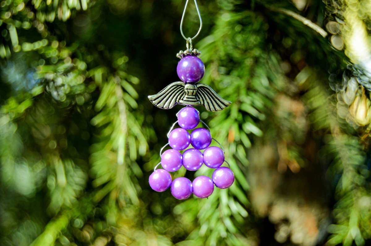 Drátkovaný fialový andílek - ozdoba