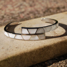 Náramek bílý s opaleskujícími třpytkami