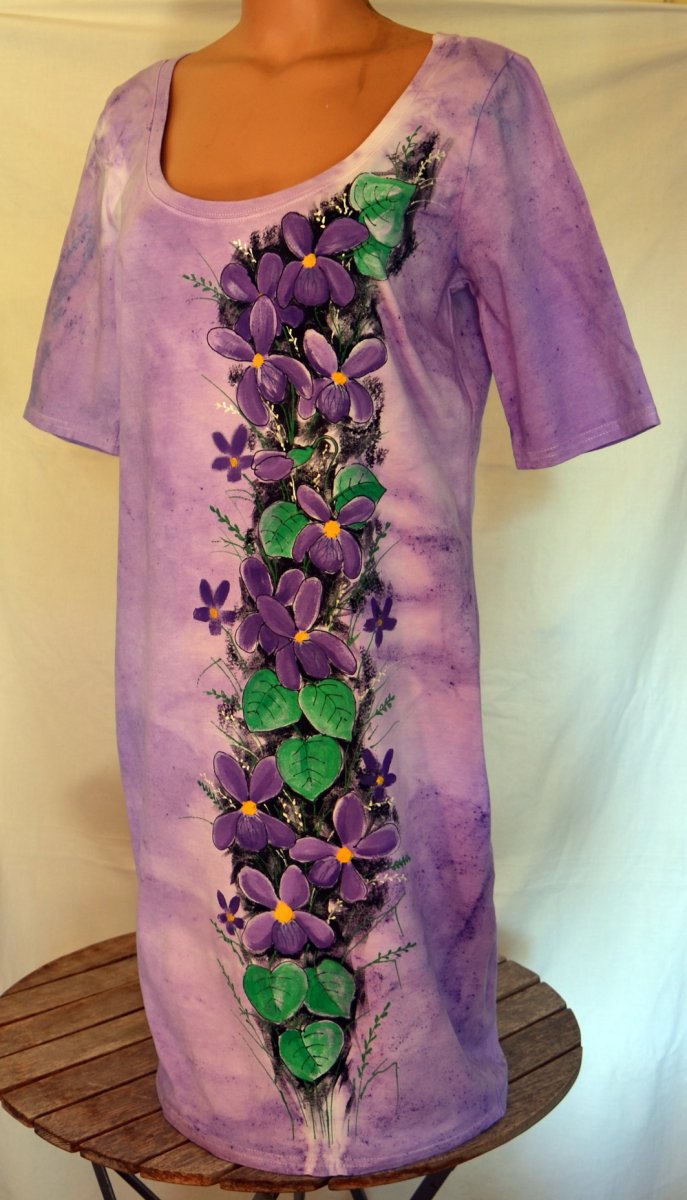 Fialové šaty s fialkami