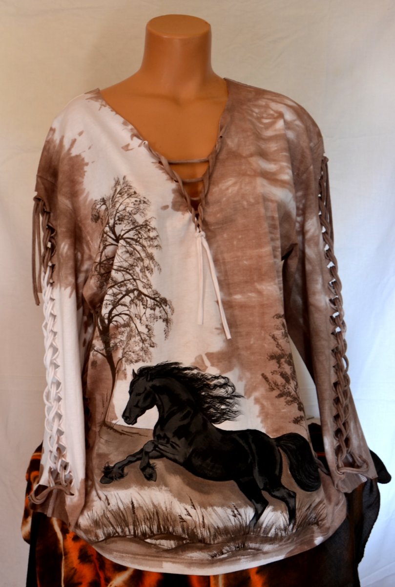 Prostříhané hnědé tričko s frízským koněm