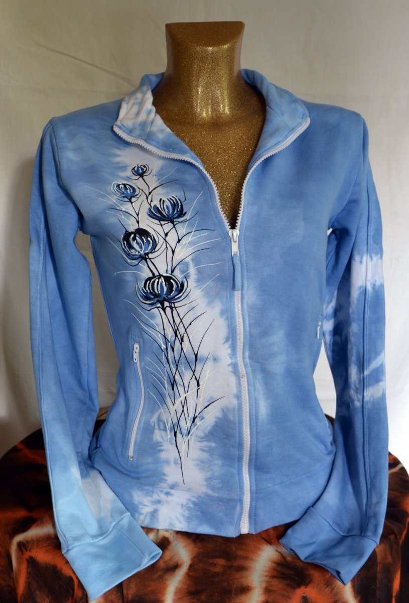 Modrá mikina s květy