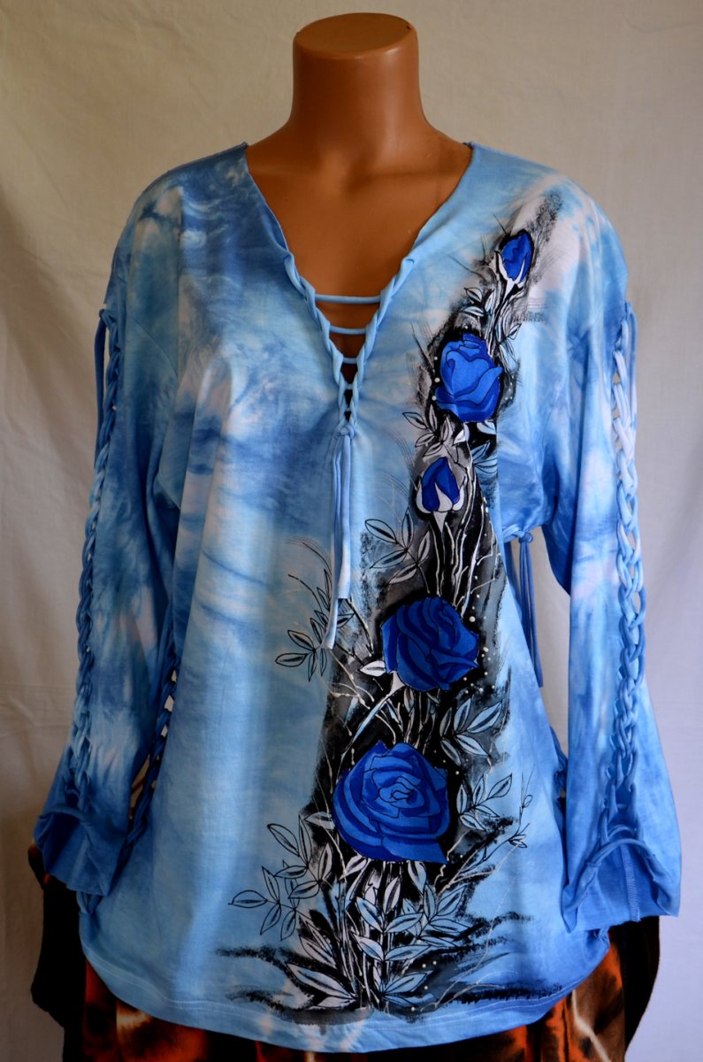 Modré prostříhané tričko s růžemi