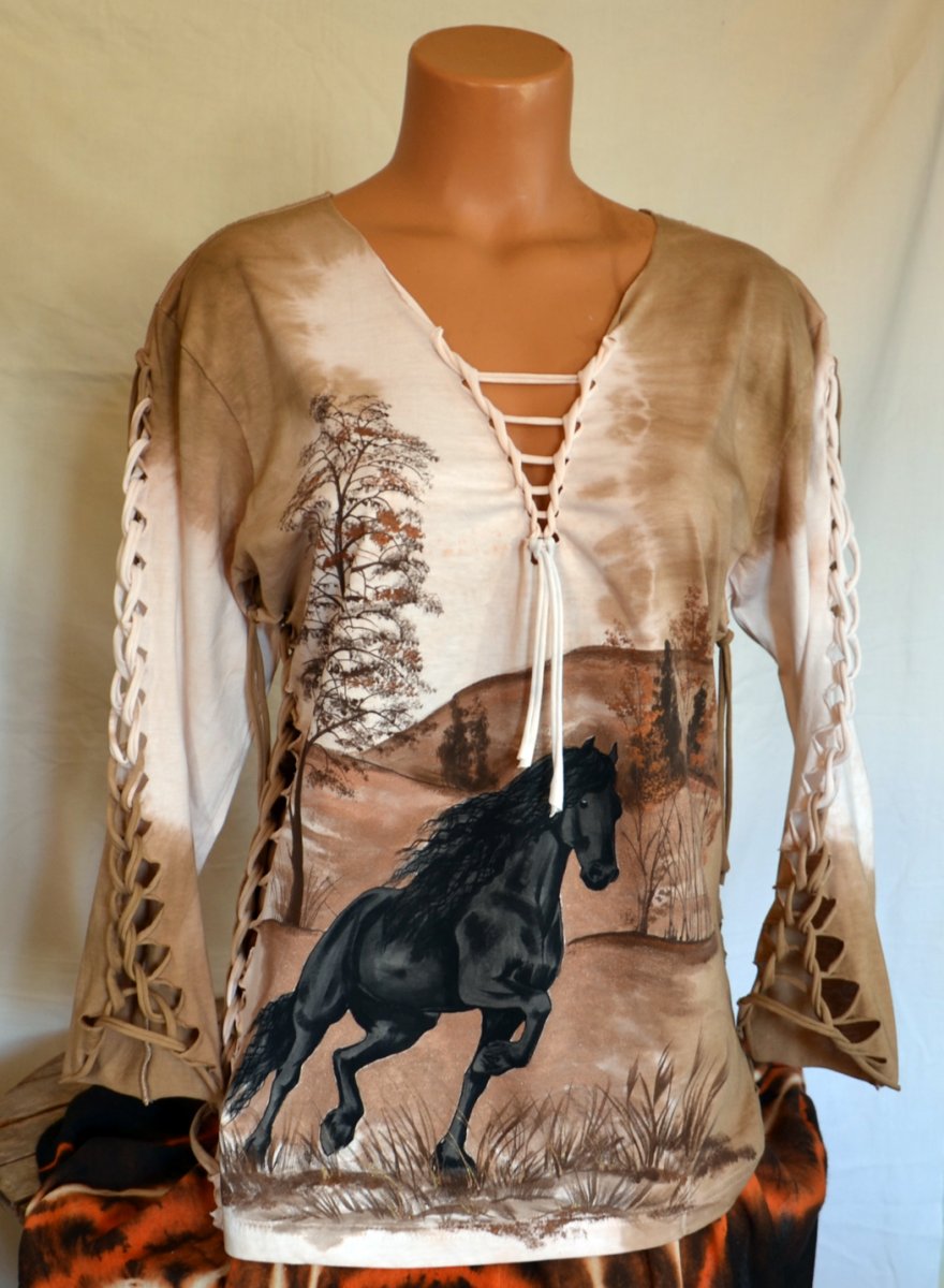 Prostříhané hnědé tričko s vraníkem