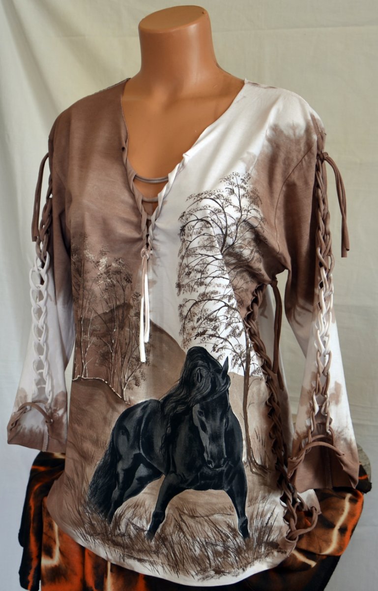 Prostříhané hnědé tričko s černým koněm