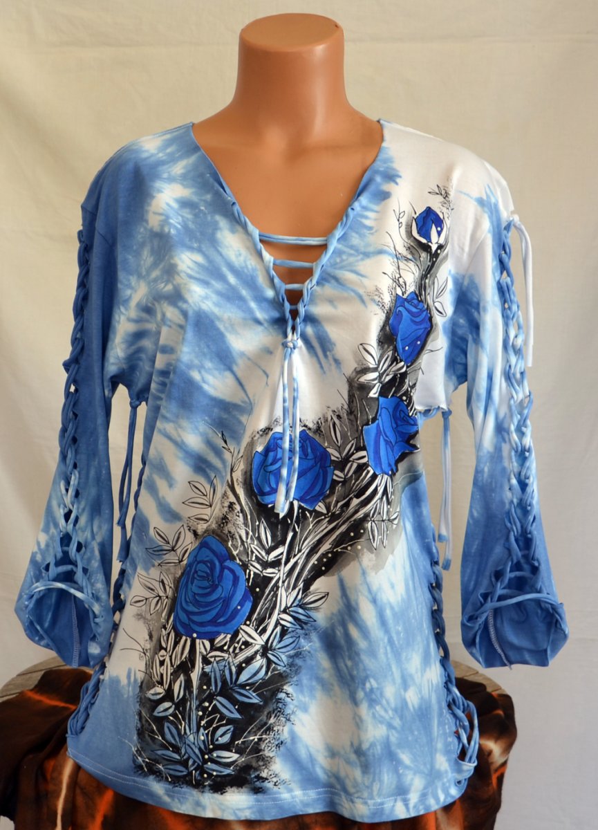 Modré prostříhané tričko s růžemi