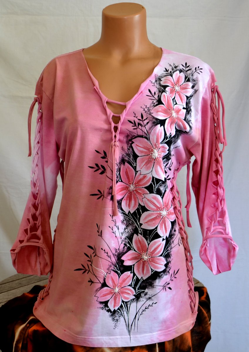 Růžové prostříhané tričko s květy