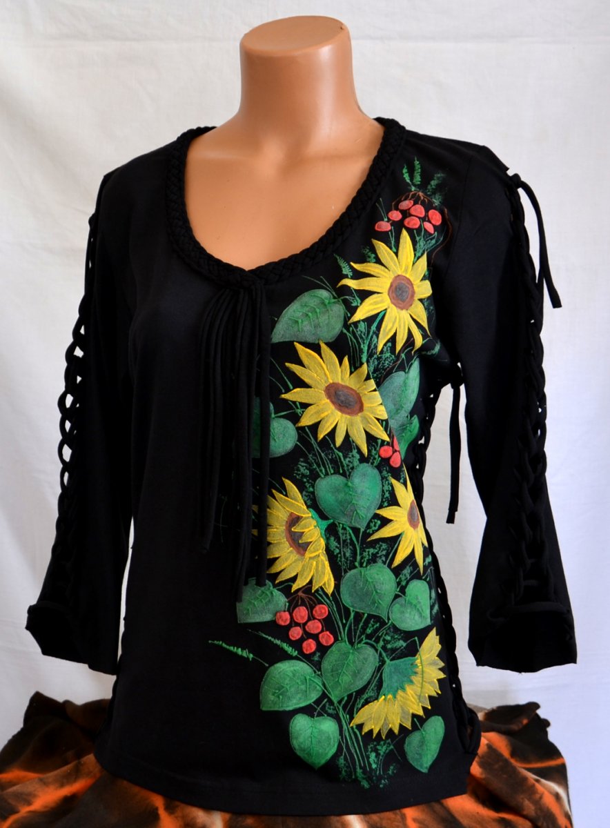 Černé tričko s opleteným výstřihem a slunečnicemi