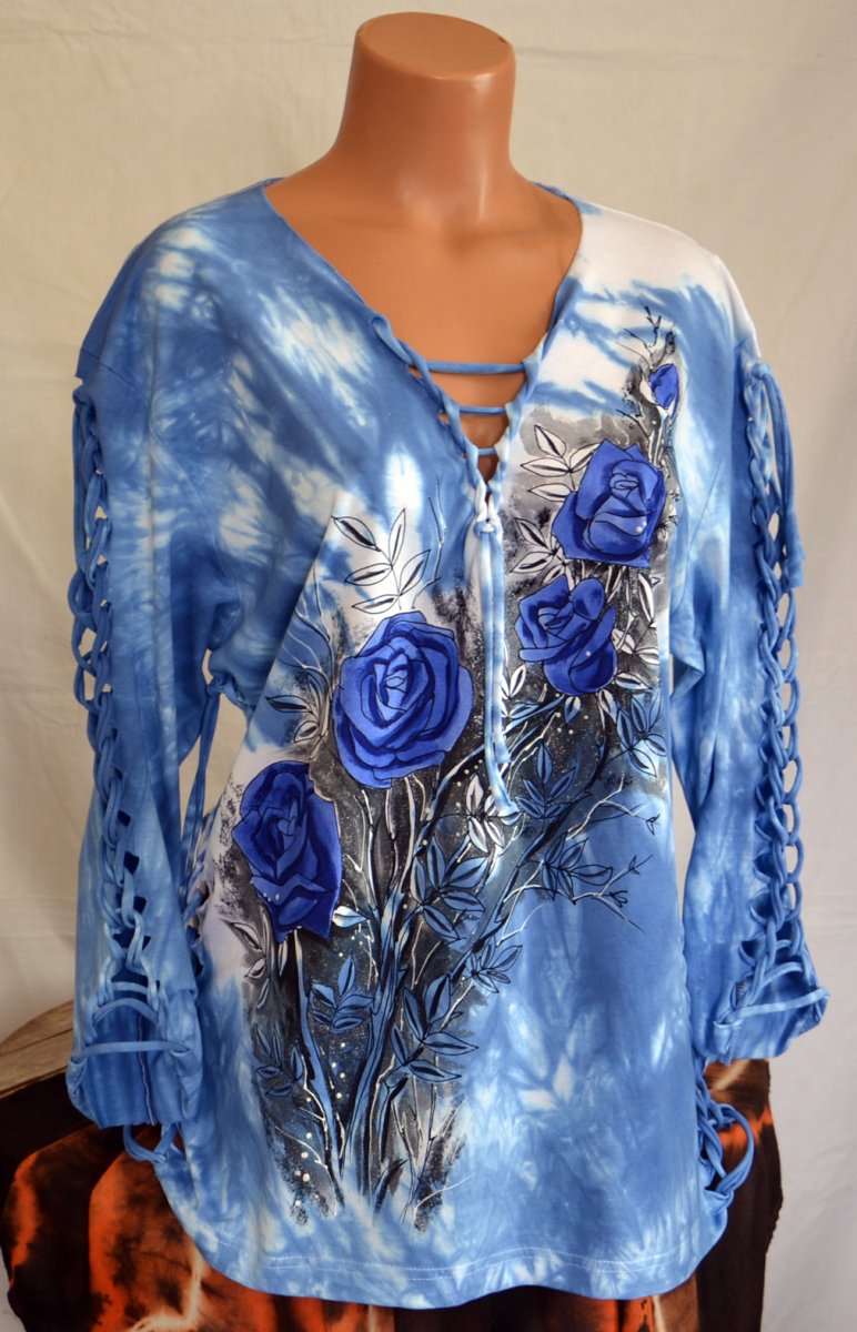 Modré prostříhané tričko s růžemi