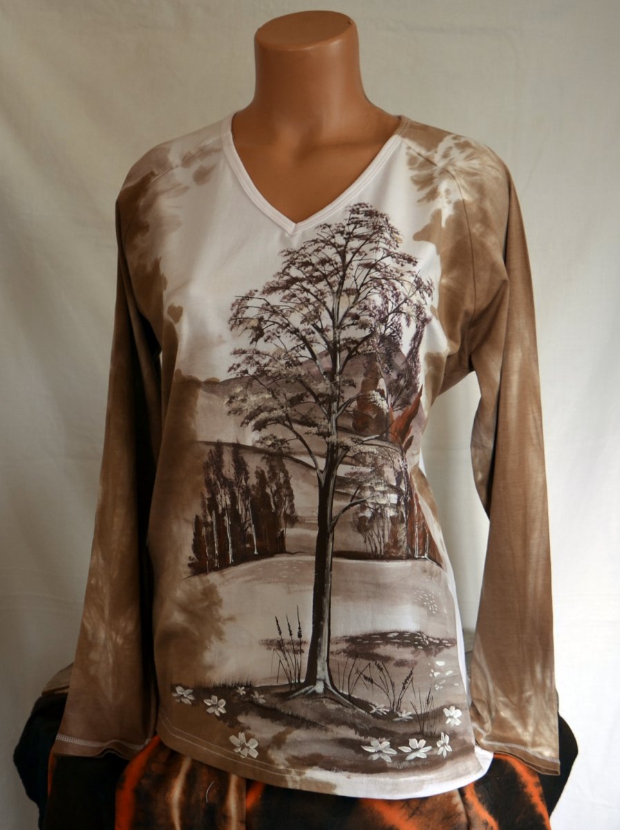 Hnědé tričko s krajinkou