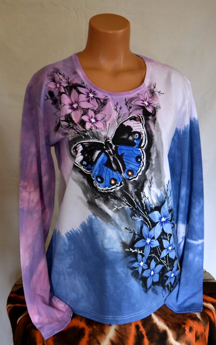 Vínovomodré tričko s motýlem