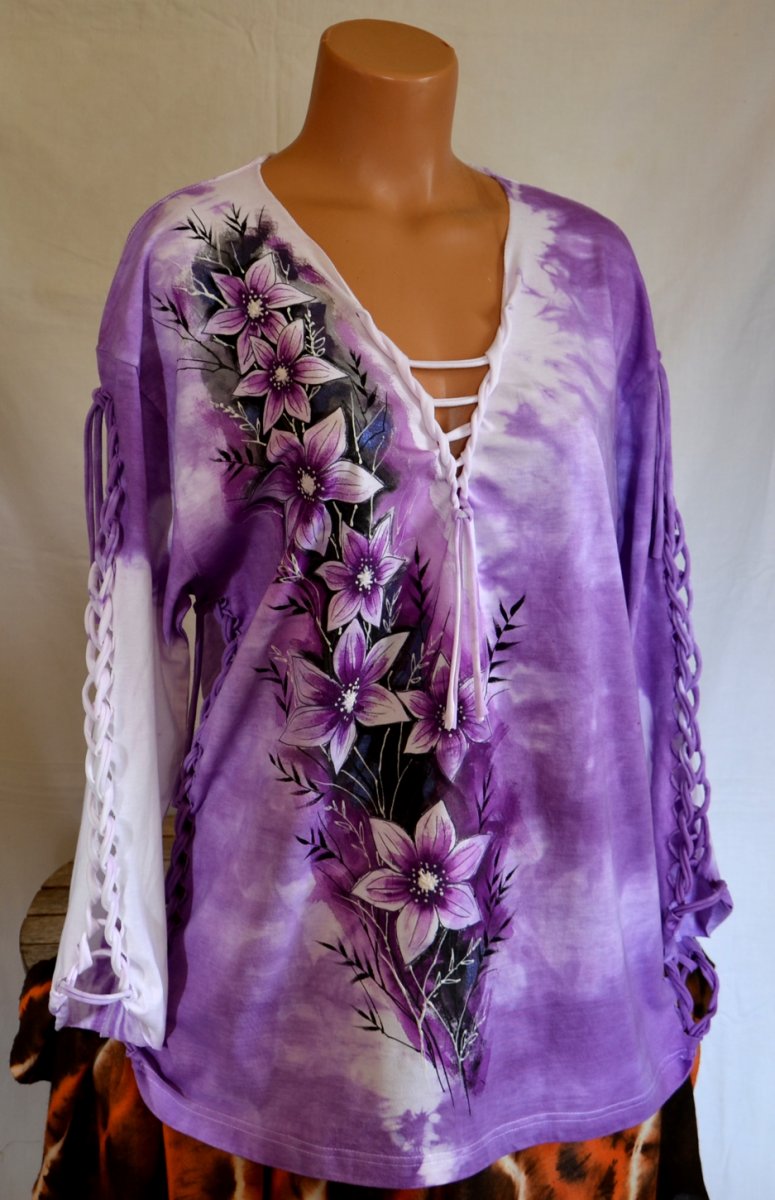 Prostříhané fialové tričko s květy