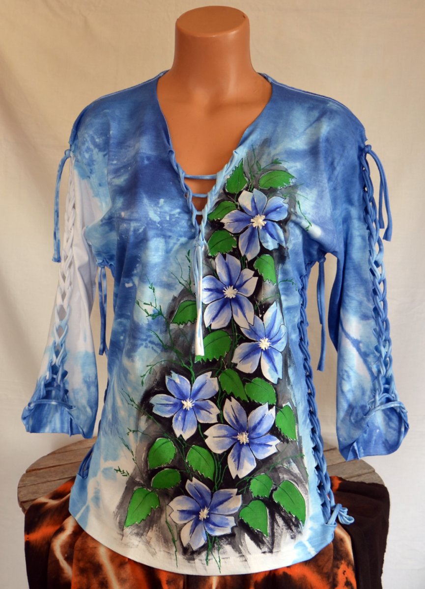 Modré prostříhané tričko s květinami