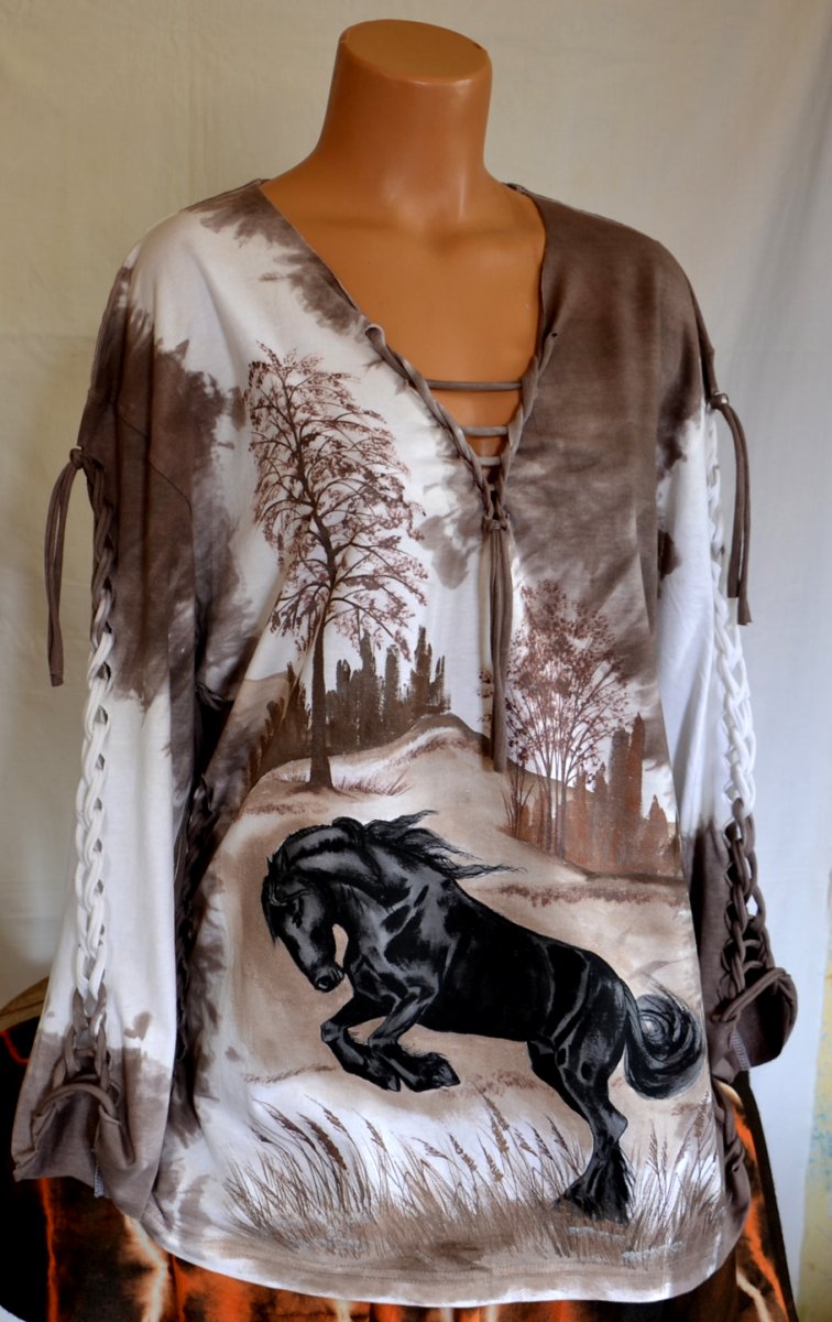 Prostříhané hnědé tričko s vraníkem