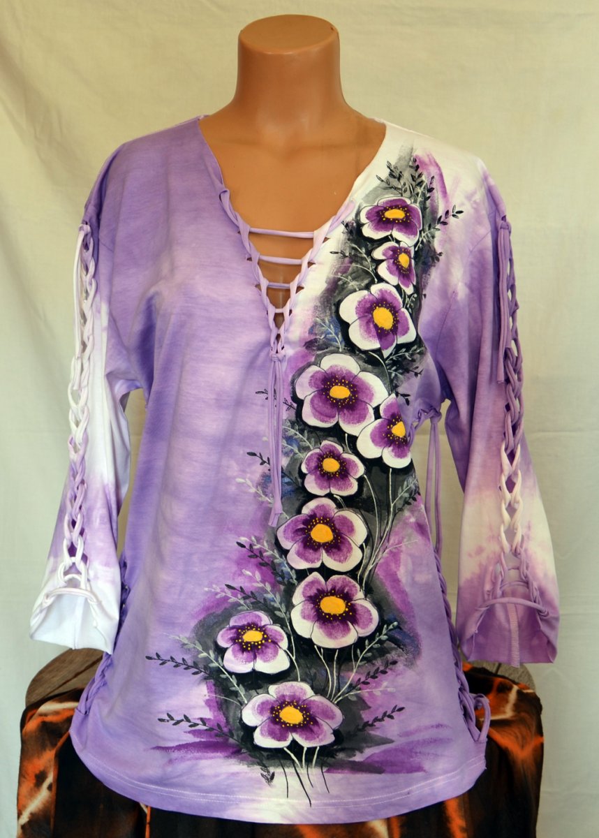 Prostříhané fialové tričko s květy