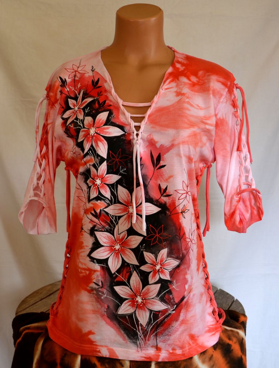 Prostříhané červené tričko s bílými květy