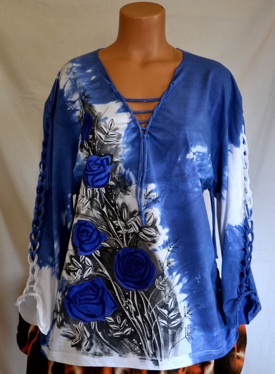 Modré prostříhané tričko s růžemi