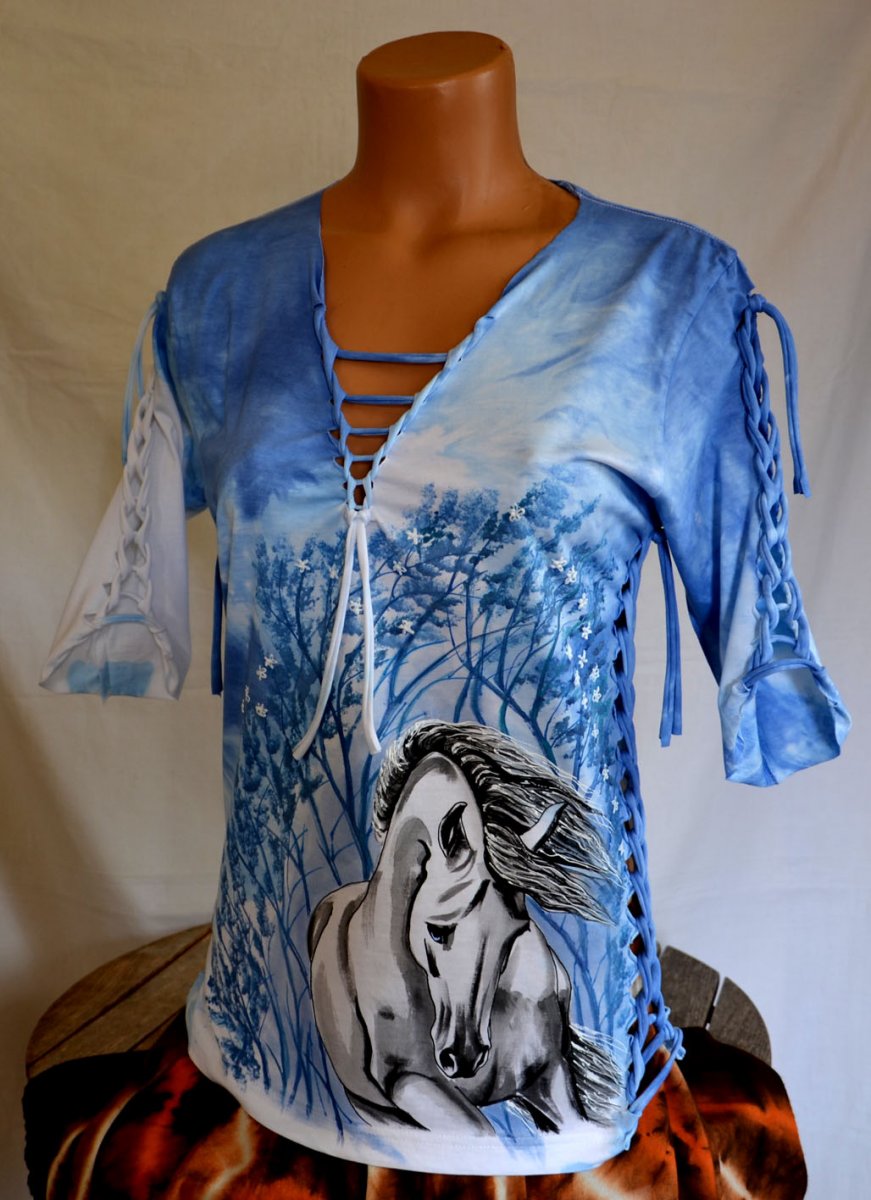 Modré prostříhané tričko s koníkem