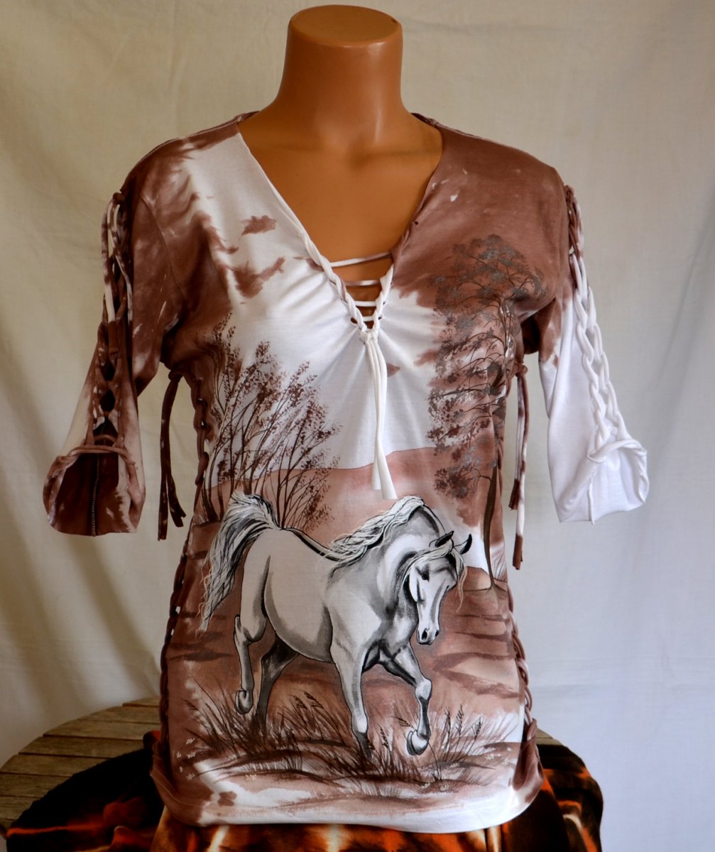 Hnědé prostříhané tričko s bílým koníkem