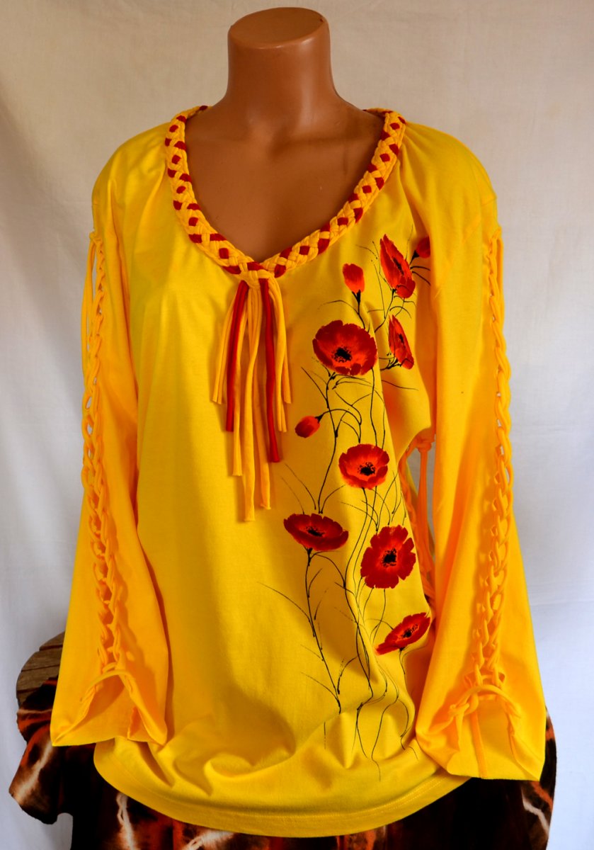 Žluté tričko s opleteným výstřihem a červenými kvítky