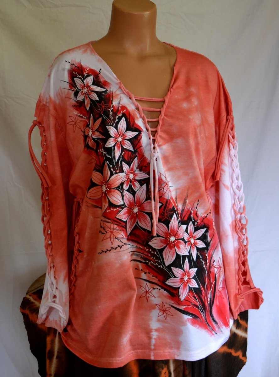 Prostříhané červené tričko s bílými květy REZERVACE