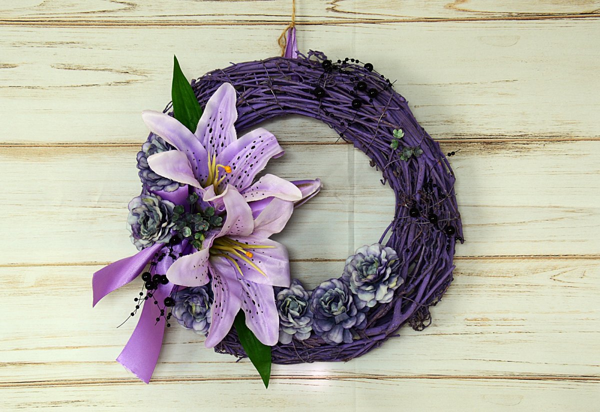 Věnec s liliemi a korálky.